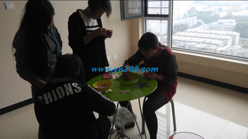 内蒙赤峰张小姐正在学习做手工活珠绣加工