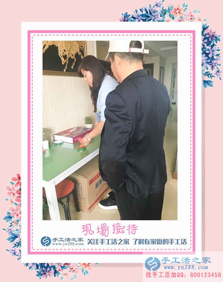 在姐妹的帮助下，开饭店的四川成都黄女士开始做手工活每月多得一千多元(图2)