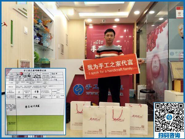 韦先生在公司的前台留影 韦先生在公司的前台留影