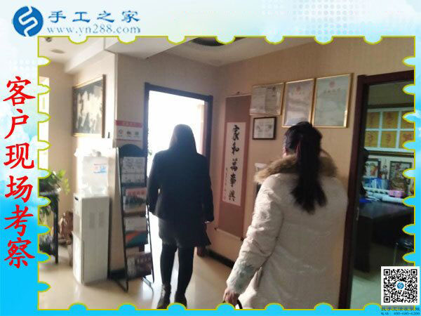 陈女士在公司考察 陈女士在公司考察