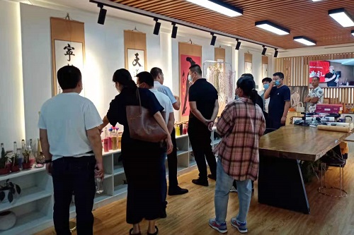 共同致力于发展珠绣手工就业创业好项目-------欢迎天津蓟州区领导一行到手工之家参观考察