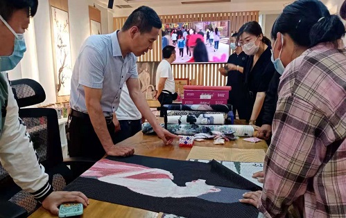 共同致力于发展珠绣手工就业创业好项目-------欢迎天津蓟州区领导一行到手工之家参观考察