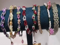5月30日，手工活外发加工网，灵活就业好项目，传承传统手工，手工之家的外发手工项目如何，图为励志珠珠绣串珠手工产品剪影
