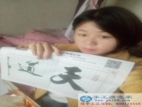 在家带宝宝也能做的手工活：浙江湖州宝妈刘女士在家做手工活珠绣
