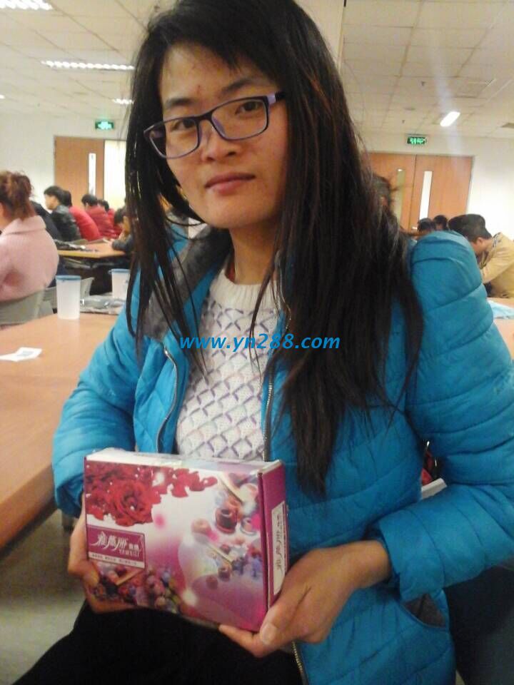 江苏苏州中学老师陈女士业余时间兼职做手工活珠绣 江苏苏州中学老师陈女士业余时间兼职做手工活珠绣(图1)