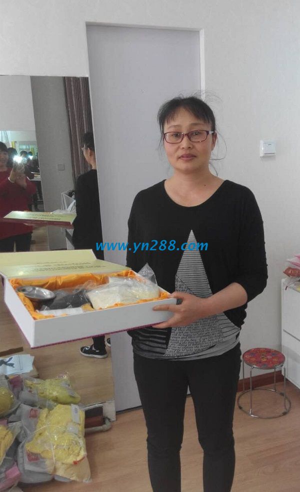 云南大理商贸城杨女士业余时间做手工活珠绣加工 云南大理商贸城杨女士业余时间做手工活珠绣加工(图1)