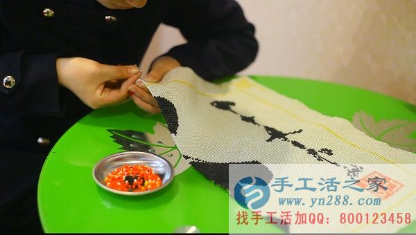 手工DIY串珠绣产品现场操作演示 手工活之家是社会闲散劳动力和个性情感消费市场的一座桥(图1)