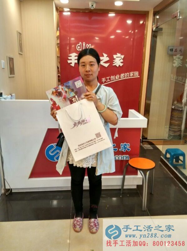 安女士在公司前台的留影 邯郸哪有适合农村妇女在家做不交押金正规可靠的手工活外发公司?(图1)