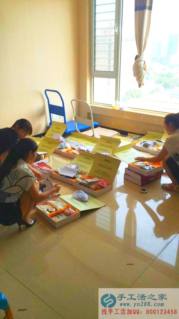 工作人员将礼盒一一检查，包好