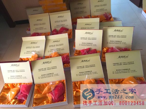 手工活之家外发加工2016年7月5日包货记录: 工作人员将黄色仿珍珠放入盒中