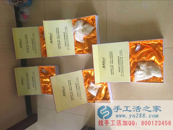 手工活之家外发加工2016年7月19日发货记录 手工活之家工作人员正在放串珠绣所需要的宝色仿珍珠