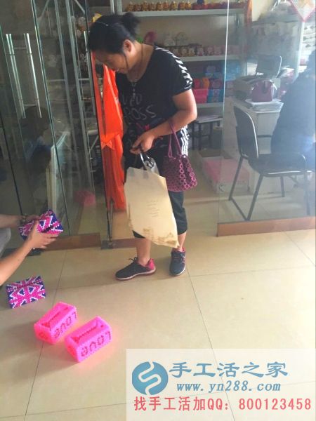 工作人员正在与代理商进行交谈