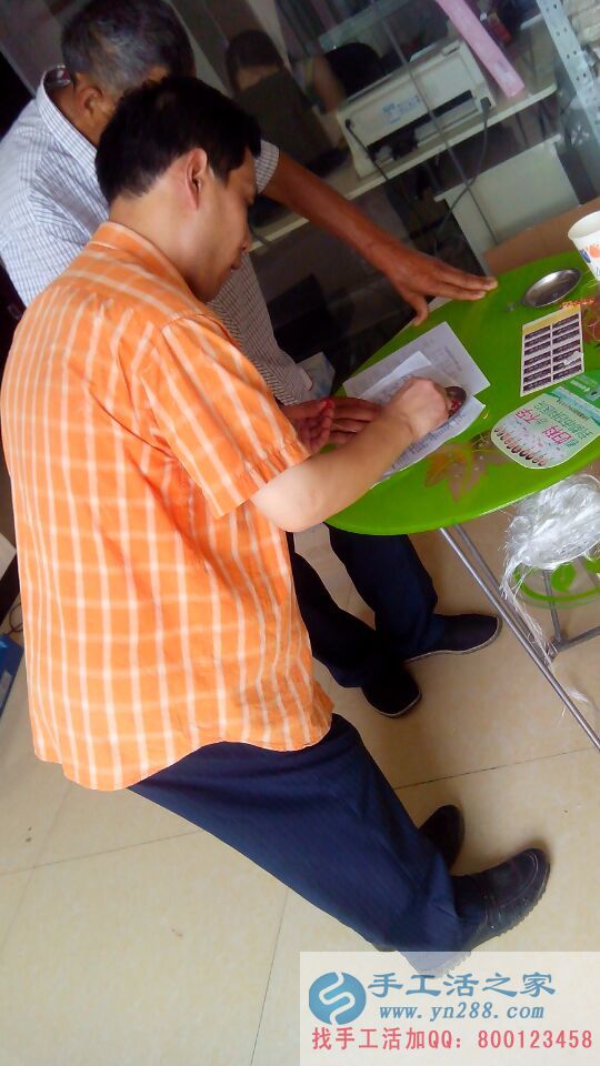 手工活之家代理商正在认真做手工活: 手工活之家的代理是不是学习的很认真!