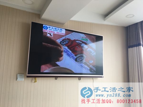 手工活之家代理商正在认真做手工活: 手工活之家基地大厅高清教学视频正在播放