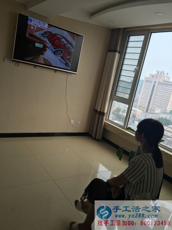 手工活之家代理商正在认真做手工活: 手工活之家代理商正在认真看教学视频