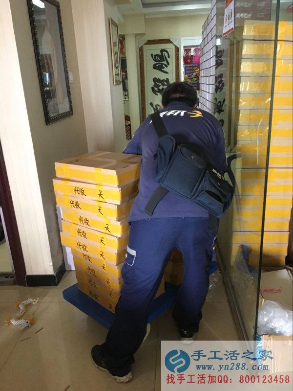 快递小哥正在认真罗列快递盒