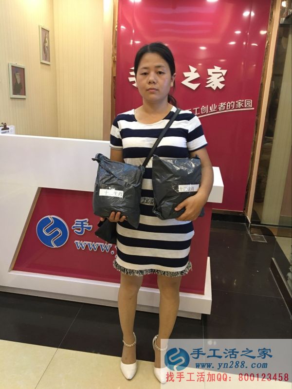验收合格后，河南客户又拿了两套作品，回家等待加工费