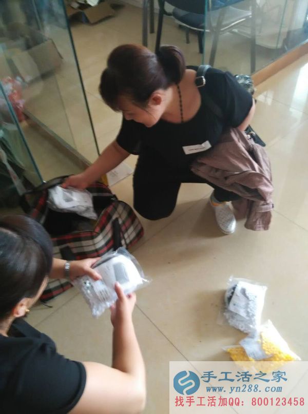 手工活之家客户王女士欣喜的拿货回家制作