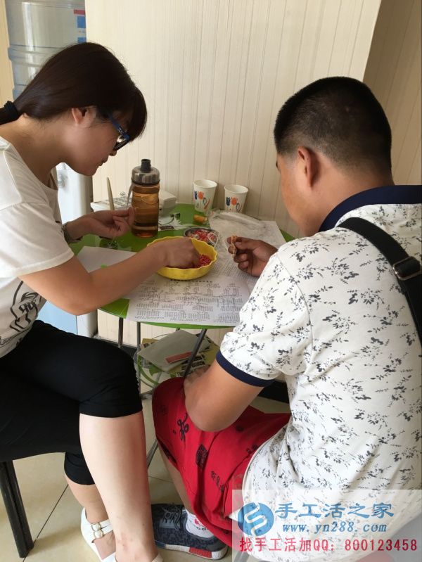 串珠绣客户学习如何做串珠绣