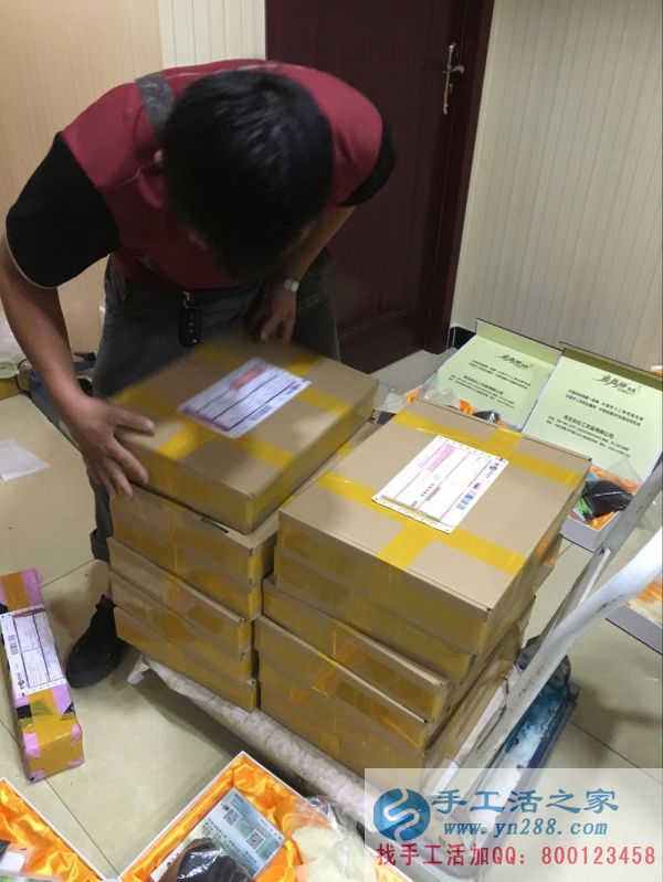 快递公司小哥来手工活之家拿货准备外发到全国各地手工活加工户