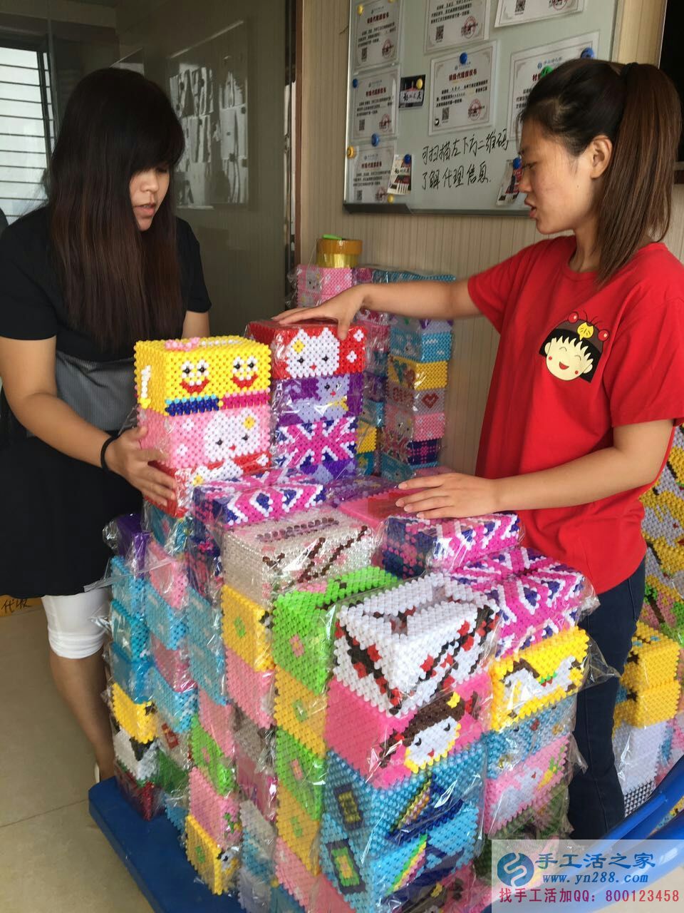 广东东莞黎女士在家做手工活串珠绣走上致富路——工作人员正在整理成品串珠纸巾盒 广东东莞黎女士在家做手工活串珠绣走上致富路——工作人员正在整理成品串珠纸巾盒