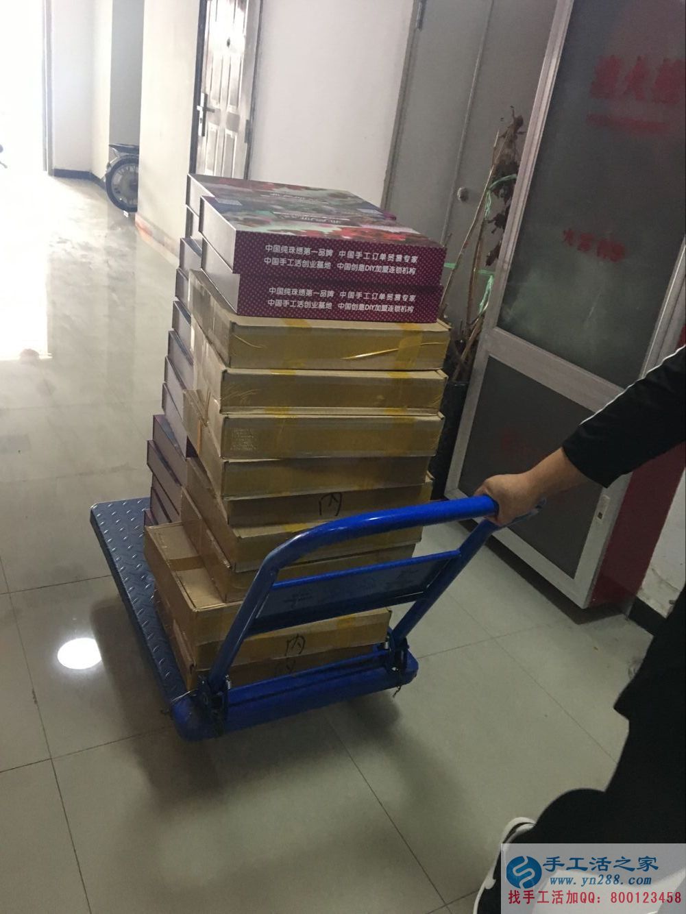 不受季节影响的手工活致富项目:安徽安庆王大姐做手工活赚钱 不受季节影响的手工活致富项目:安徽安庆王大姐做手工活赚钱