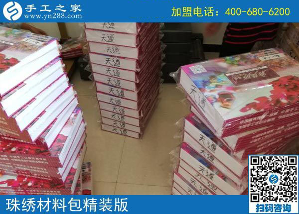 勤劳是她的名片，河北保定王女士上着班还做串珠手工活加工挣钱