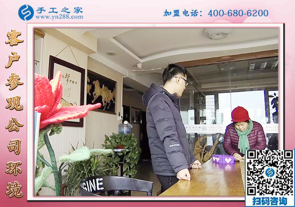 手工之家——客户参观珠绣作品 手工之家——客户参观珠绣作品