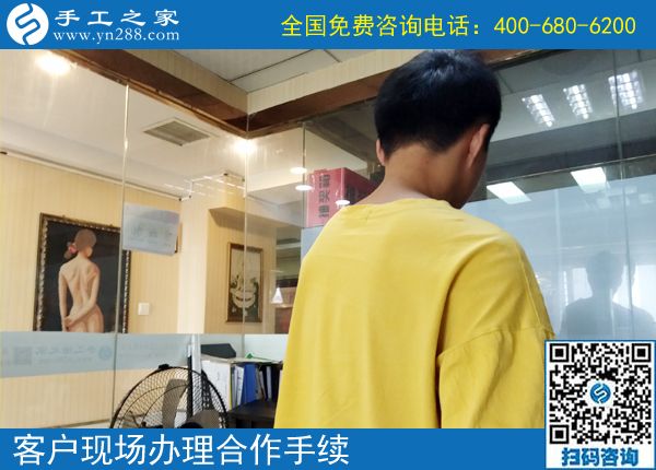 6月22日，想接正规厂家的手工活，想在家做手工活挣钱，就来这里。手工之家接待考察加工客户剪影