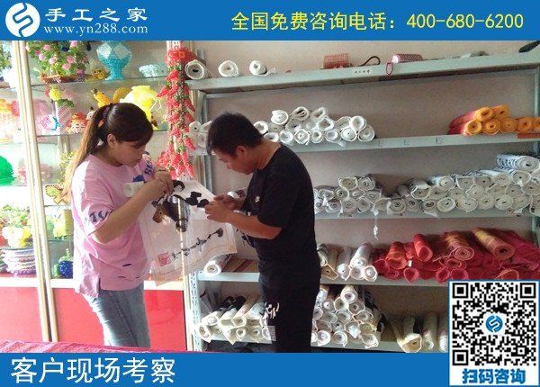 中秋节在家做手工活励志珠，一家人团聚不用外出打工(图1)