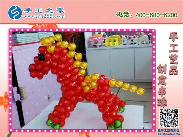婆媳一起做手工活加工，一起说说笑笑把钱挣(图1)