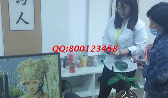 下班后的好兼职，做珠绣手工活挣钱的她带着同事一起干(图1)