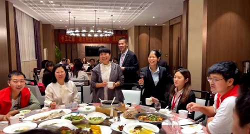 10月9日，实地考察，想接正规厂家的手工活，拿回家做的手工活就选非遗项目励志珠珠绣，图为手工之家第五期优秀绣娘培训会接待剪影