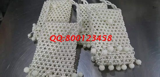 11月12日，多发材料，拿回家做的手工活，这个手工活外发加工企业一直这样做，图为励志珠珠绣手工珠包成品实拍