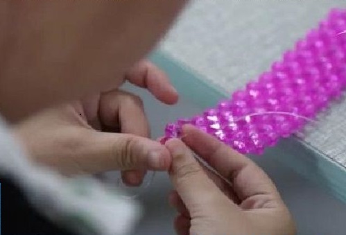 4月2日，在家做手工活挣钱，寄到家做的手工活，这个外发手工活的加工费如何结算？图为励志珠珠绣串珠手工产品剪影