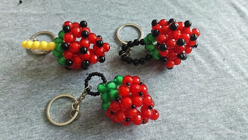 5月15日，招聘手工活加工，拿回家做的手工活大批，手工之家的珠绣串珠外发手工活时间自由，但不是绝对的自由，图为绣娘创新励志珠珠绣手工产品剪影