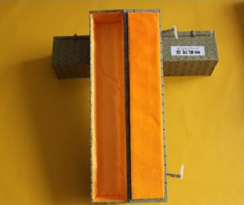 6月11日，手工活外发加工，正规手工活大批量外发加工，手工之家对珠绣手工的专业和全面，图为励志珠珠绣手工产品外包装剪影