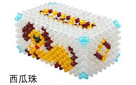 兼顾得好，忙于做珠绣串珠手工活也不耽误干农活(图1)