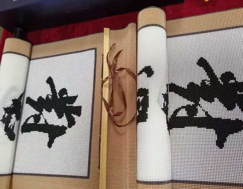 7月6日，手工活拿回家做，代加工手工活，手工之家的非遗传统手工珠绣给人荣誉感、成就感，图为励志珠珠绣串珠手工产品剪影