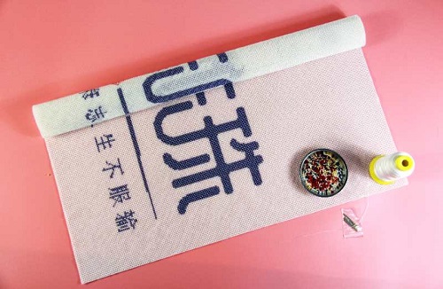8月16日，农村手工活加工项目，在家做手工，注意了这些事，做手工活挣钱就会选对手工企业，图为手工之家的励志珠珠绣手工产品细节剪影