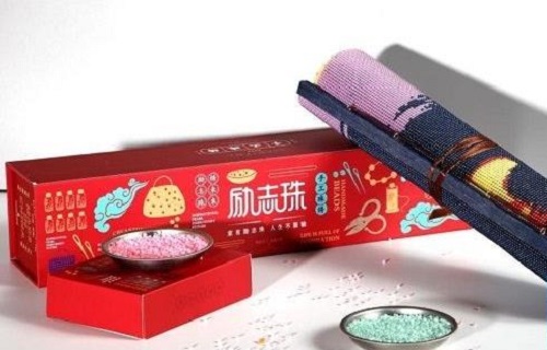 8月28日，在家兼职手工活加工，手工活外发加工正规的厂家，手工之家的产品体系出发点是传统手工传承和市场需要，图为励志珠珠绣手工产品一款外包装剪影