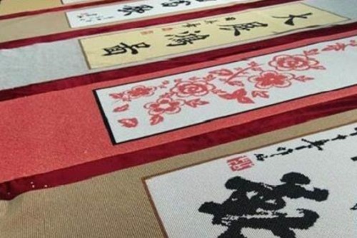 90后妈妈在家做手工活，在家带着孩子还能挣钱(图1)