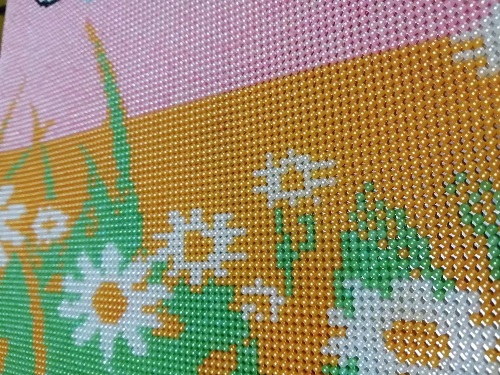 9月18日，正规纯手工活外发，在家兼职手工活，手工之家的珠绣串珠手工很适合在家加工，图为励志珠珠绣手工产品细节剪影