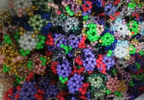 9月23日，拿回家做的手工活，在家做手工活挣钱，手工之家的珠绣串珠是传统手工、纯手工，图为励志珠珠绣串珠手工产品剪影