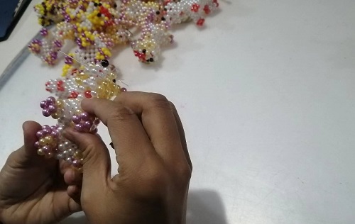 9月28日，拿回家做的手工活，正规供料的手工活，合适的手工，合作和服务都好，越来越多人在手工之家通过手工成长收获，图为励志珠珠绣串珠手工成品库验收剪影