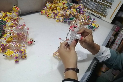 9月28日，拿回家做的手工活，正规供料的手工活，合适的手工，合作和服务都好，越来越多人在手工之家通过手工成长收获，图为励志珠珠绣串珠手工成品库验收剪影