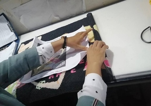 10月11日，带回家做的手工活，农村手工活加工，在家做手工之家的珠绣串珠手工活要认真用心，图为励志珠珠绣串珠手工产品验收剪影