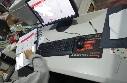 10月15日，全国正规手工活平台有哪些，急招在家做手工，手工之家的加工人员都很棒，图为励志珠珠绣串珠手工产品验收登记剪影
