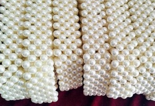 11月22日，拿回家做的手工，在家做手工挣钱，灵活就业创业选重视产品销售的手工之家，图为励志珠珠绣串珠手工产品剪影