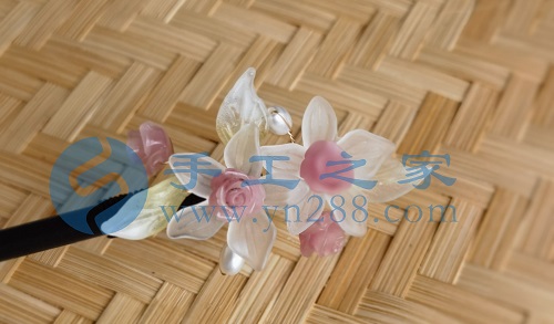 5月23日，外发手工领回家做，灵活就业手工项目，在家做手工挣钱，手工之家的手工项目适合农村哪些人做，图为励志珠珠绣串珠手工产品剪影